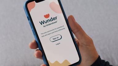 1._Mom_signing_up_for_Wunder.jpg